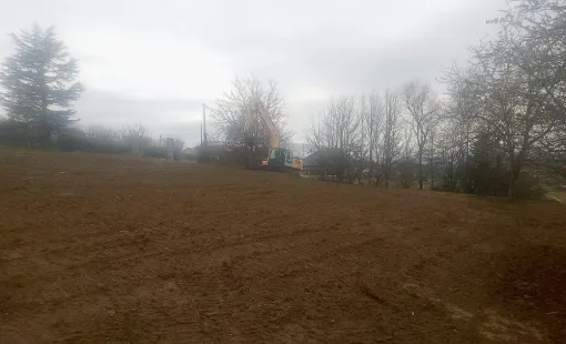 Apport et mise en place de terre végétale 