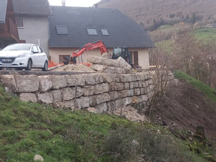 Enrochement en pierres naturelles de grande taille