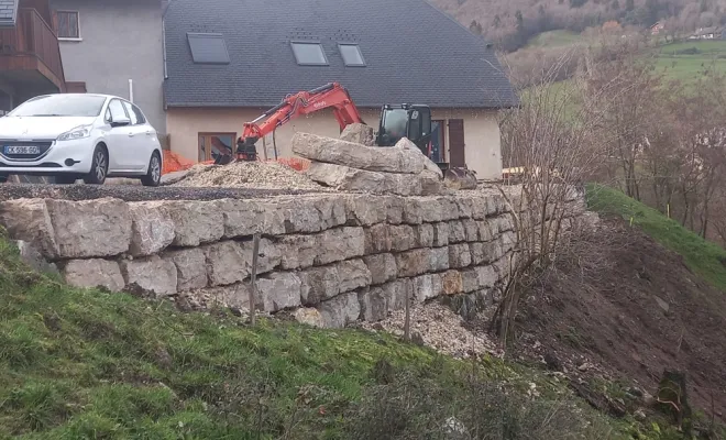 Enrochement en pierres naturelles de grande taille à St Cassin