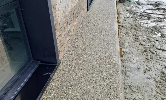 Création revetement extérieur en béton désactivé autour du batiment