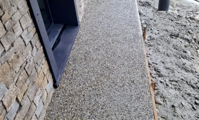 Création trottoir en béton désactivé autour d'un batiment