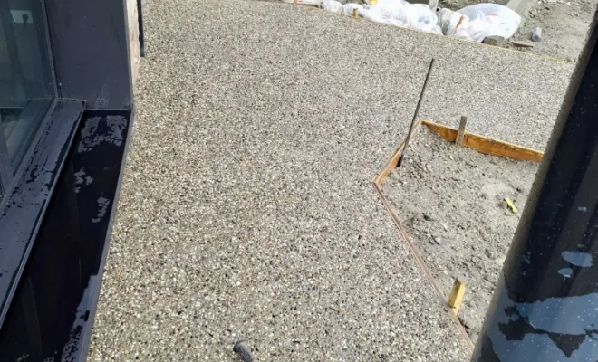 Création revetement extérieur en béton désactivé autour du batiment