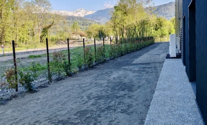 Espace vert autour d’un bâtiment industriel