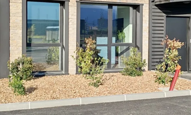 Espace vert autour d’un bâtiment industriel