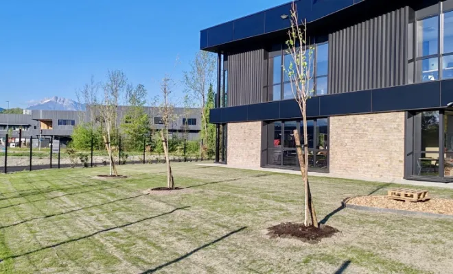 Espace vert autour d’un bâtiment industriel