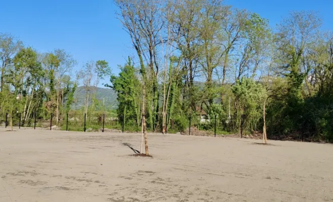 Espace vert autour d’un bâtiment industriel