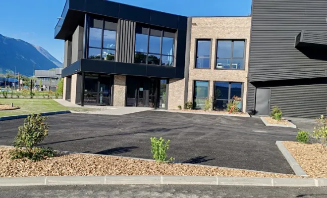 Semis gazon, plantation végétaux, et création massif autour d’un bâtiment industriel 