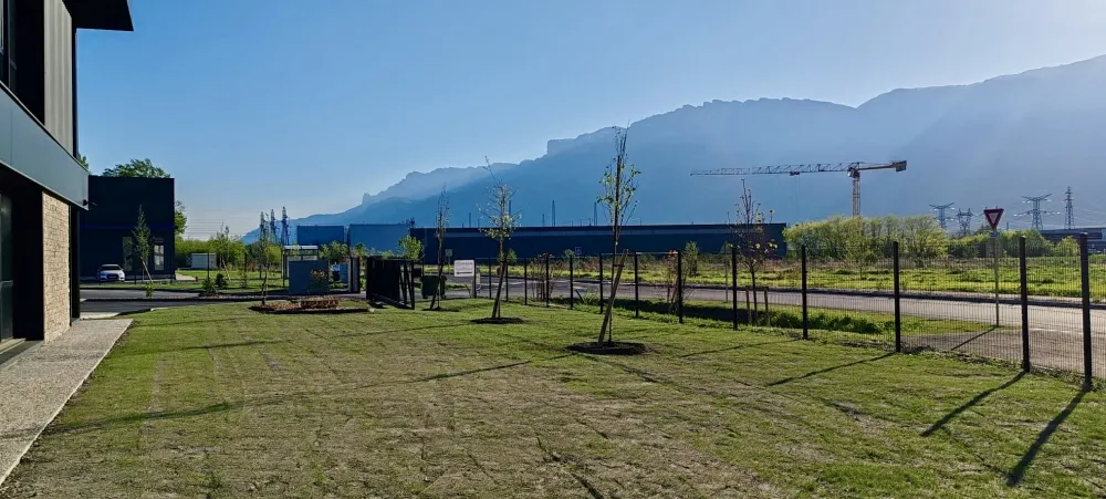 Espace vert autour d’un bâtiment industriel